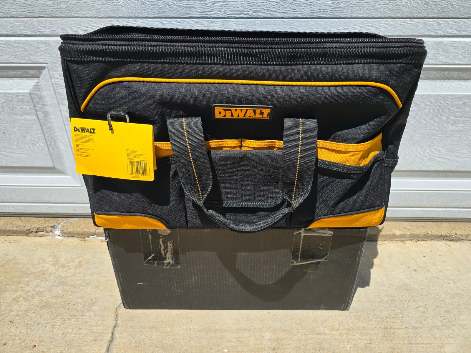 NEW FLOOR MODEL DEWALT 20″ TRADEMAN’S TOOL BAG DG5544 33 POCKETS SHOULDER STRAP