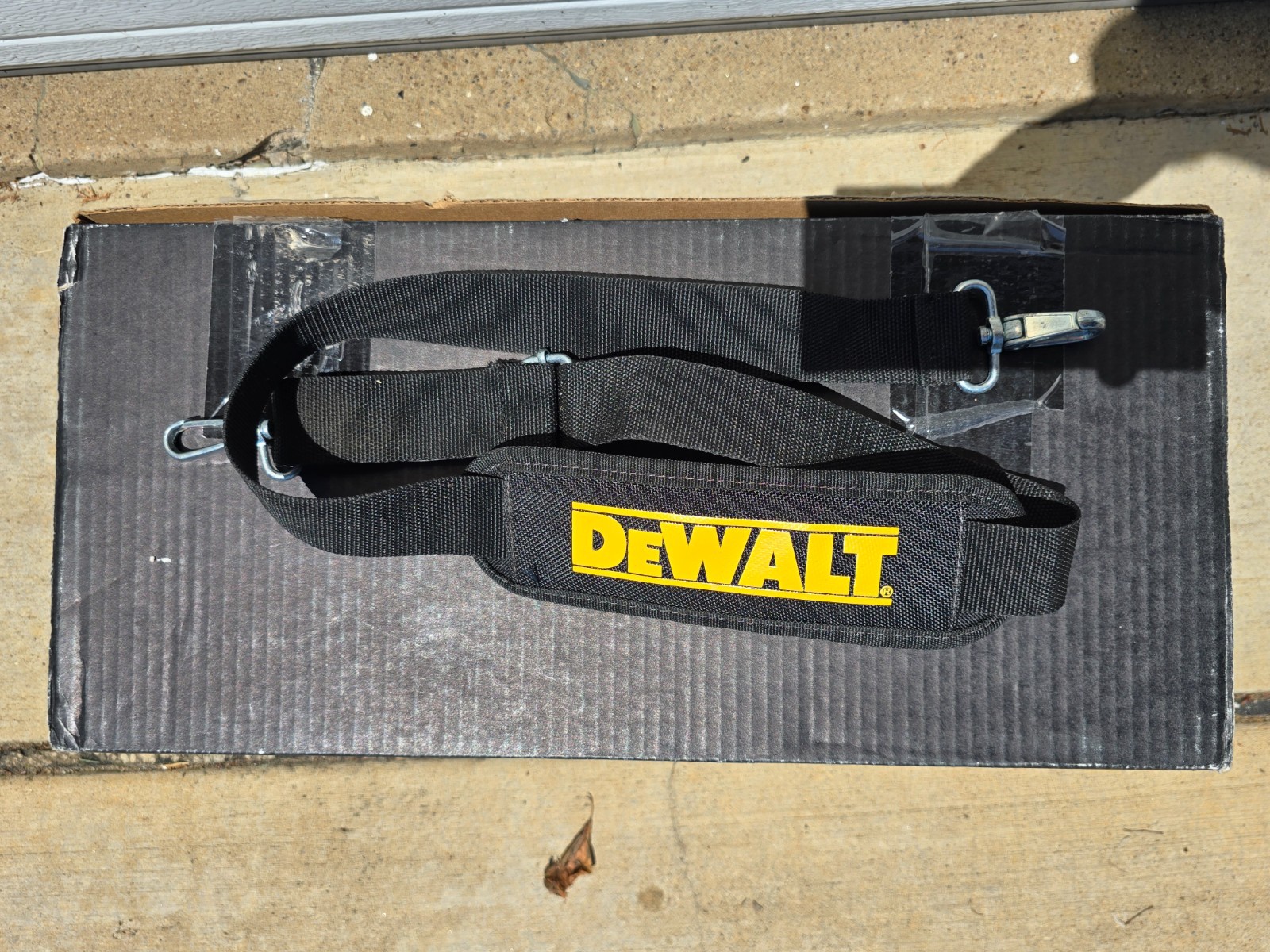 NEW FLOOR MODEL DEWALT 20″ TRADEMAN’S TOOL BAG DG5544 33 POCKETS SHOULDER STRAP