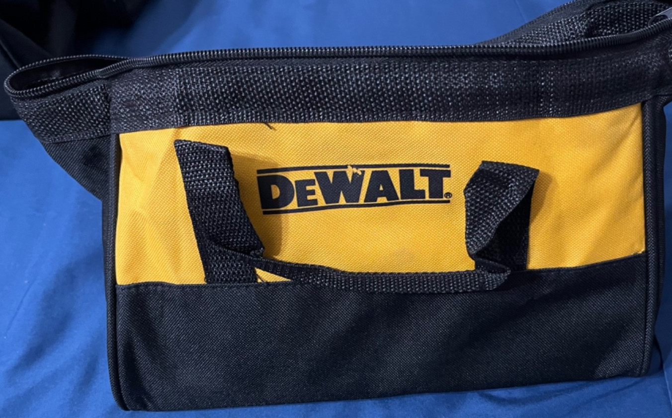 4 NEW QUALITY DEWALT BAGS MEASURING 18″, 15″,13″ & 11″. ***SEE DESCRIPTION***