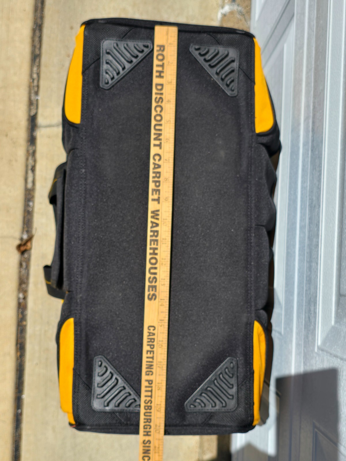 NEW FLOOR MODEL DEWALT 20″ TRADEMAN’S TOOL BAG DG5544 33 POCKETS SHOULDER STRAP
