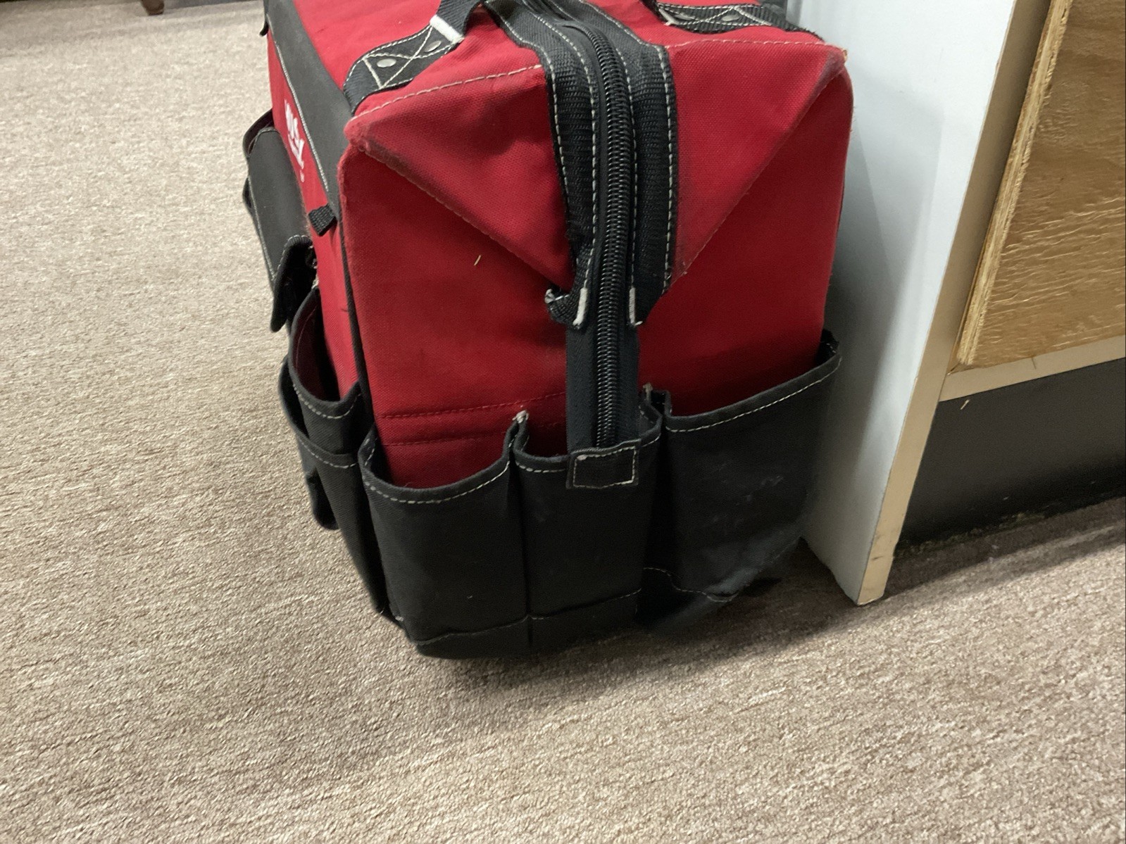 Husky GP-43196N13 18″ 600-Denier Red Contractor’s Rolling Tool Bag