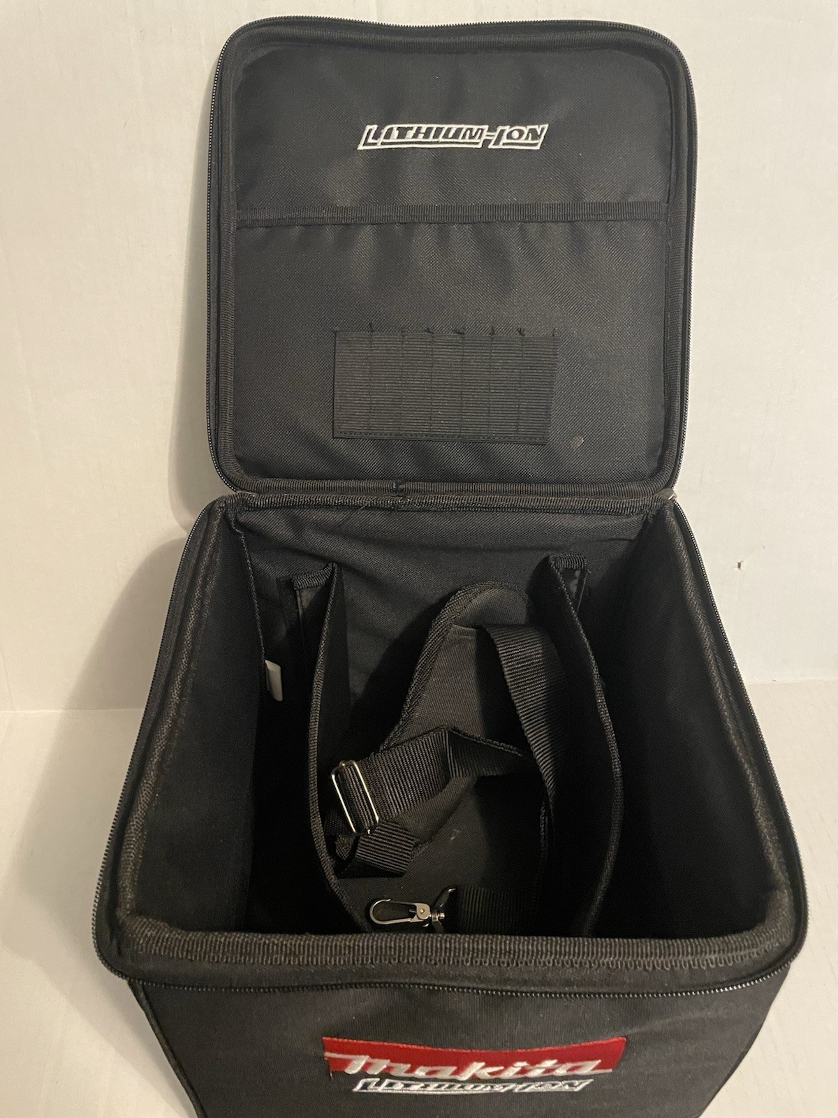 Makita 10″ Square Lithium-Ion Storage/Carry bag with Shoulder Strap & Dividers