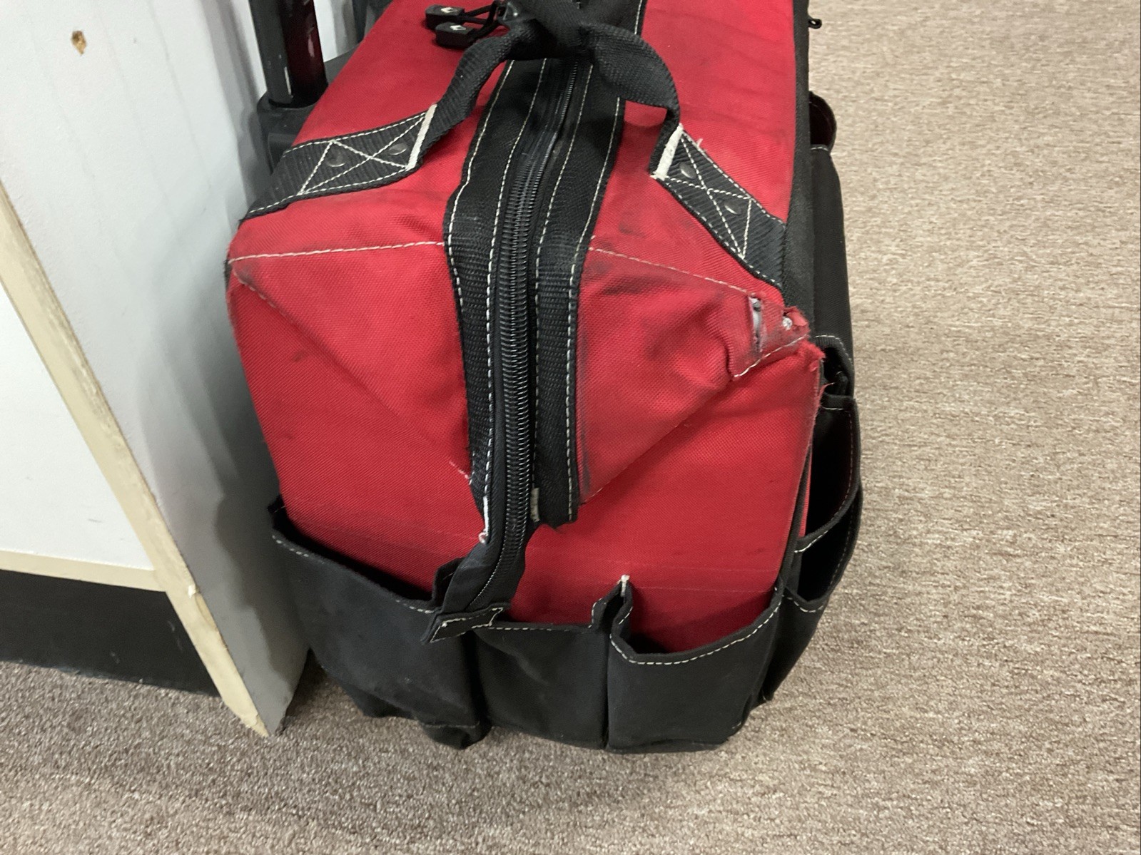 Husky GP-43196N13 18″ 600-Denier Red Contractor’s Rolling Tool Bag