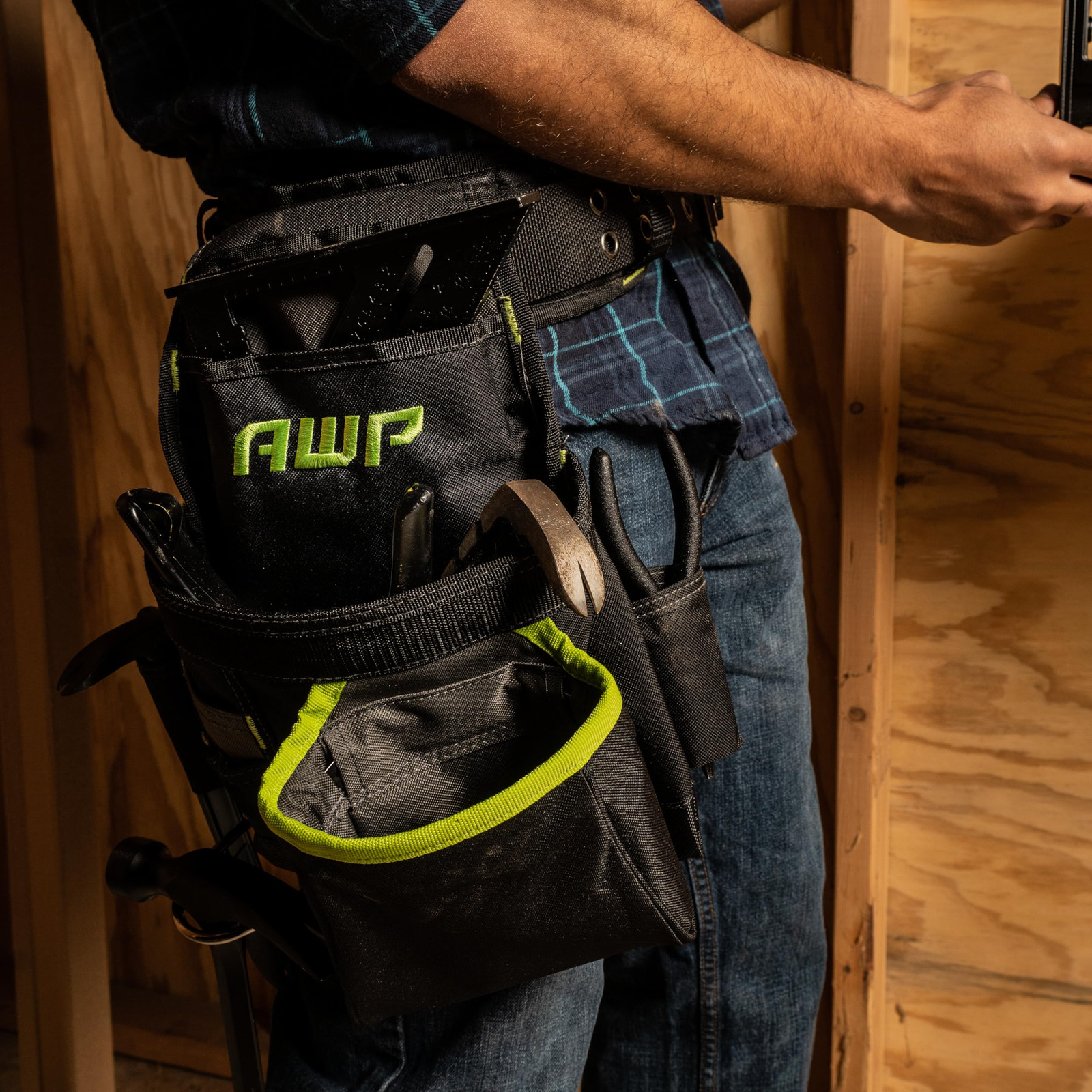 TrapJaw Carpenter Tool Pouch Tiered 9 Pocket Design with Steel Hammer Loop Black