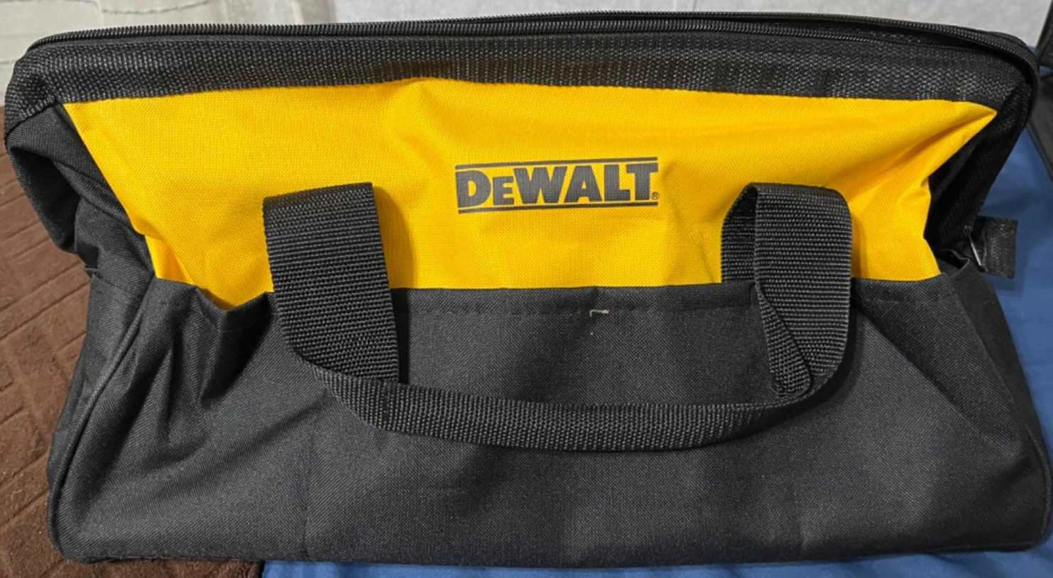 4 NEW QUALITY DEWALT BAGS MEASURING 18″, 15″,13″ & 11″. ***SEE DESCRIPTION***