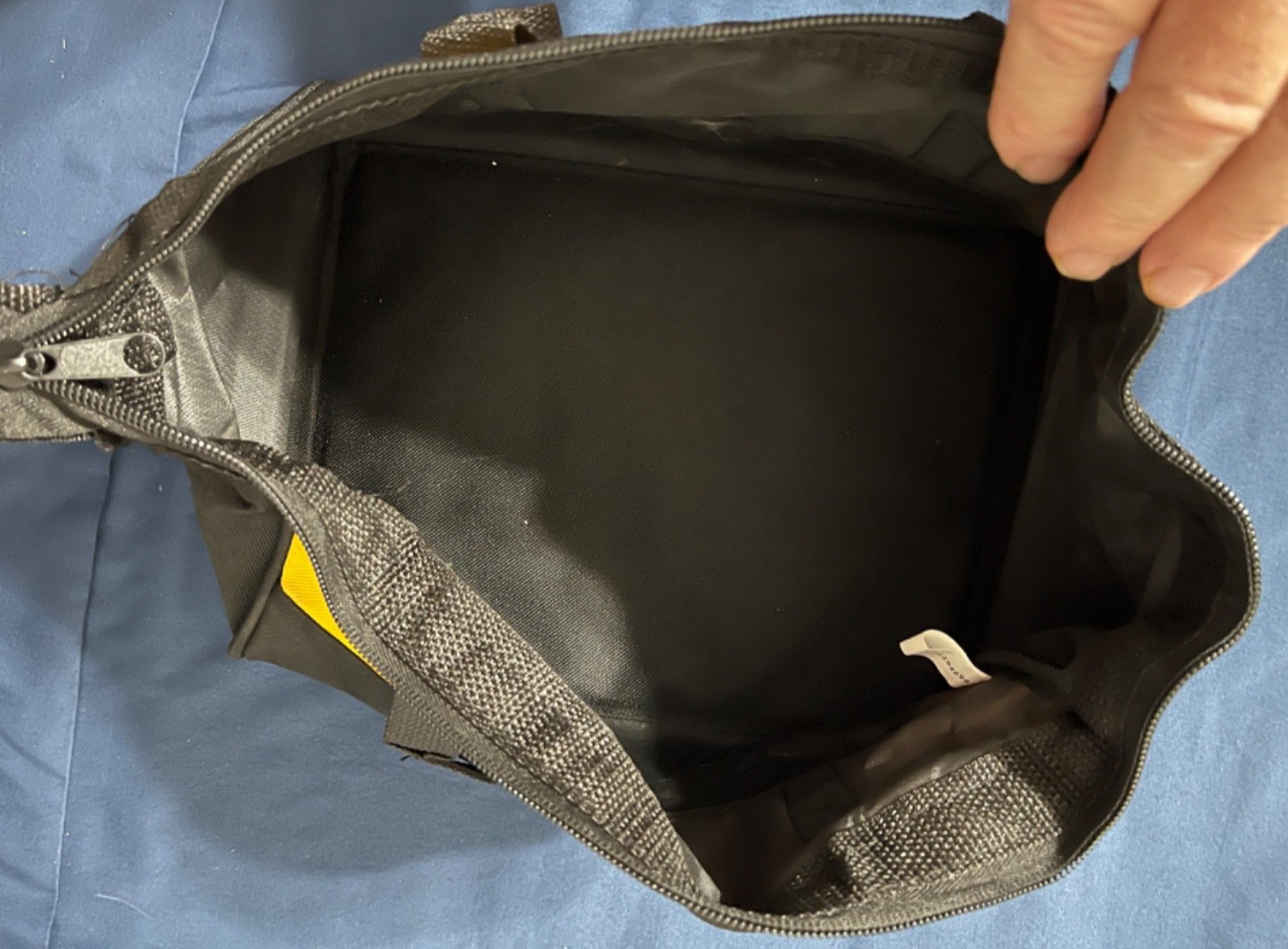 4 NEW QUALITY DEWALT BAGS MEASURING 18″, 15″,13″ & 11″. ***SEE DESCRIPTION***