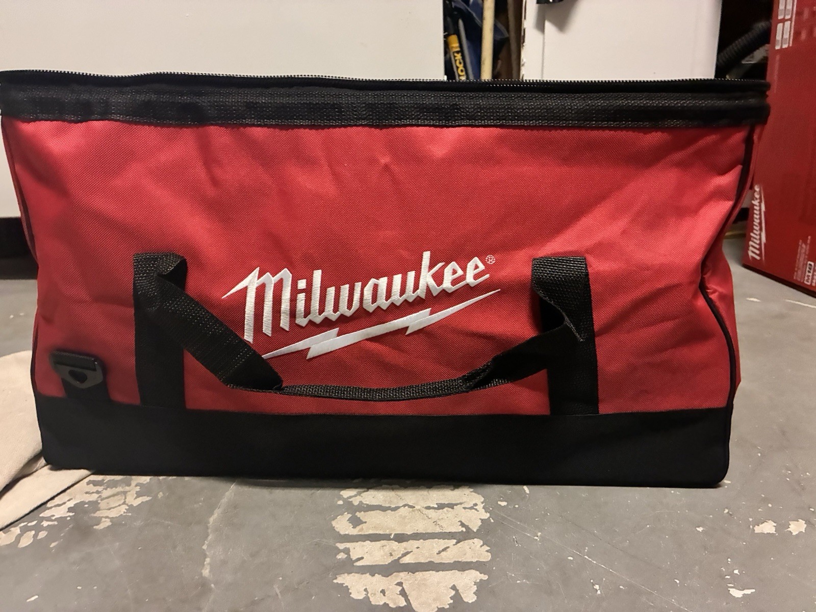 Milwaukee 902033036 22-inch Red Tool Bag with Shoulder Strap Large 23x12x10