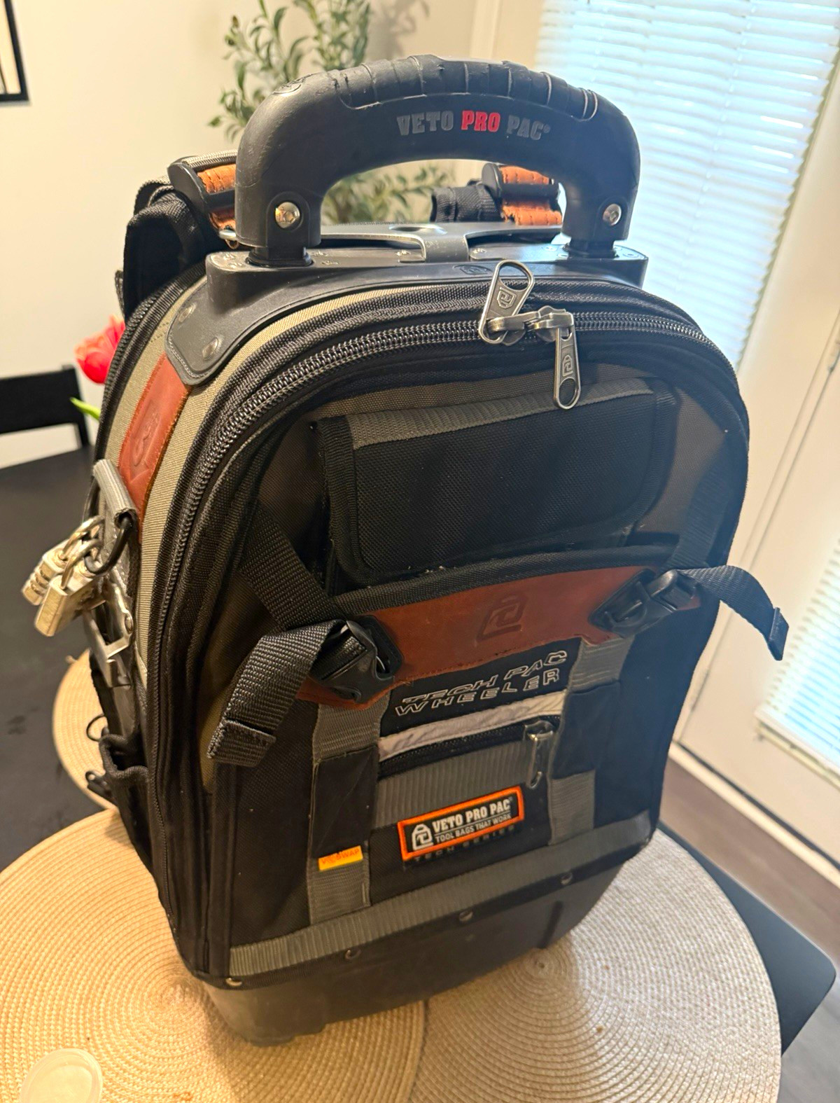 VETO PRO PAC Tech Pac Wheeler Rolling Tool Backpack Large Black/Gray Handle