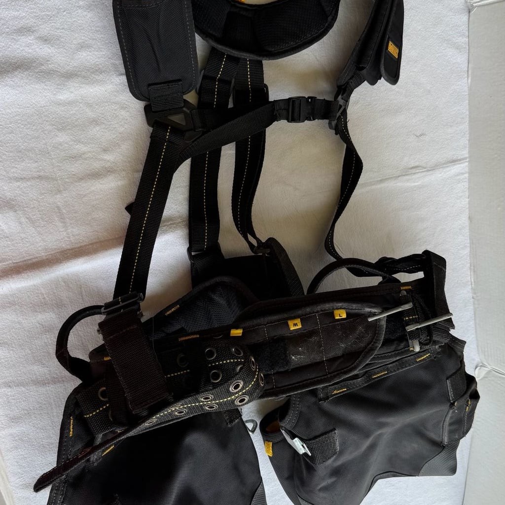 DEWALT DG5641 20-Pocket Pro Framer’s Combo Apron with Yoke-Style Suspenders
