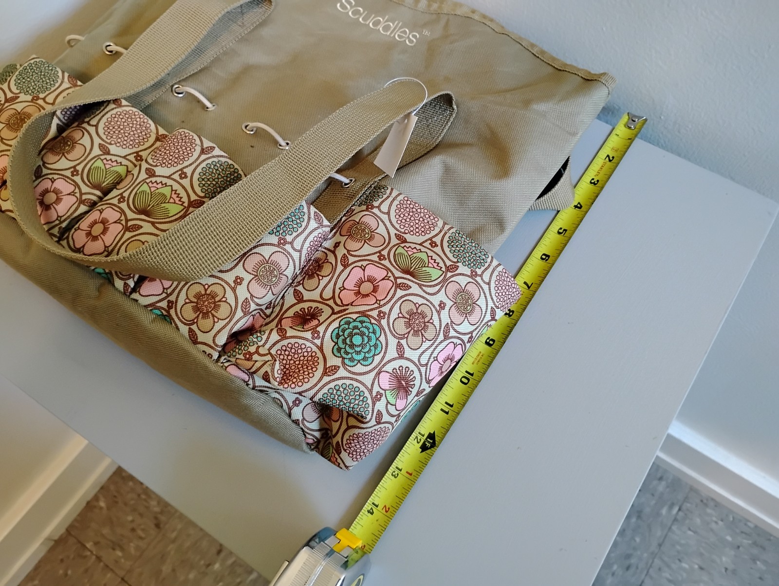 Garden Tool tote bag by Scuddles. Plenty of storage inside/out. Near Mint.