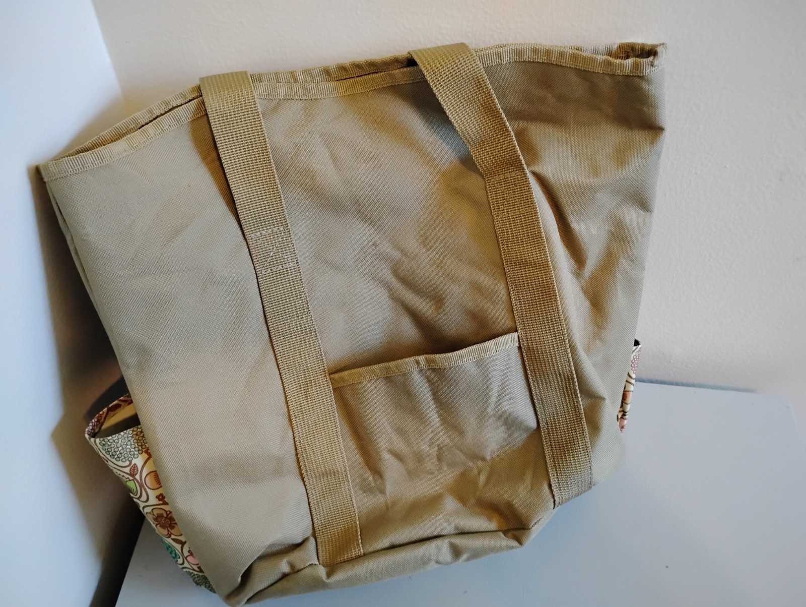 Garden Tool tote bag by Scuddles. Plenty of storage inside/out. Near Mint.
