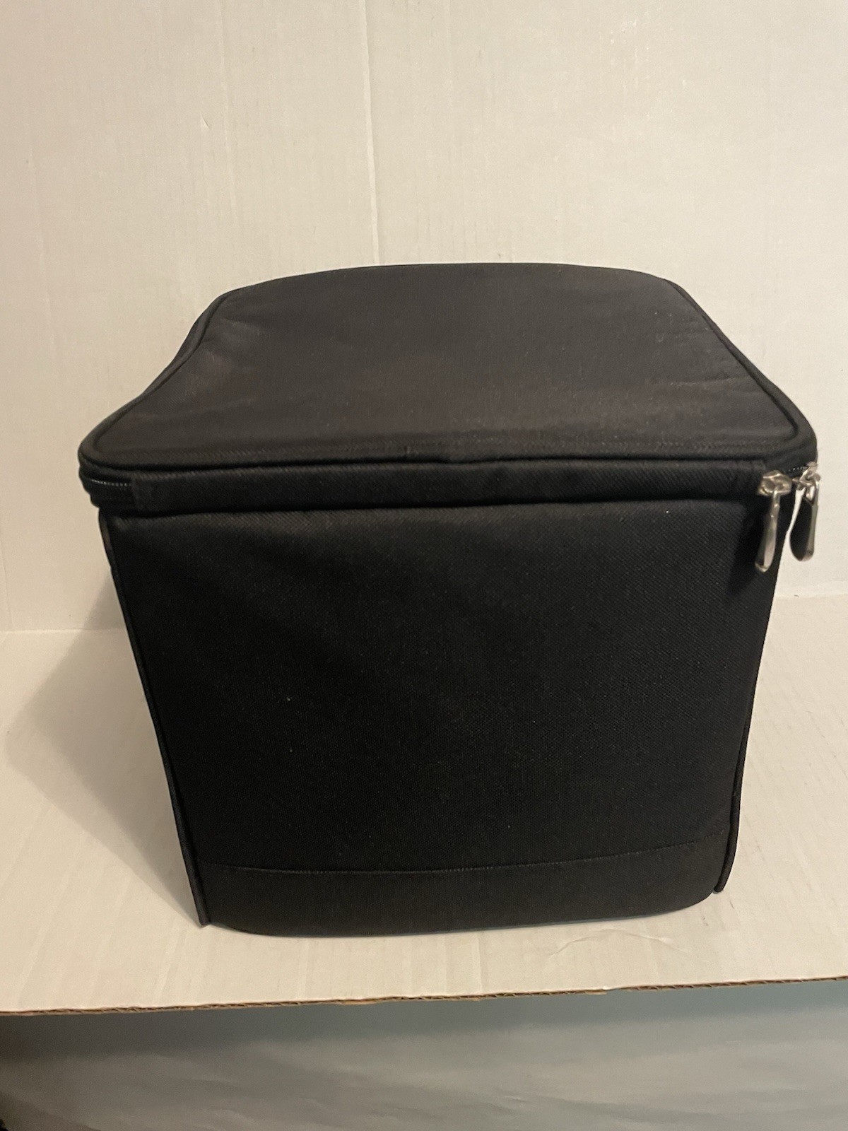 Makita 10″ Square Lithium-Ion Storage/Carry bag with Shoulder Strap & Dividers
