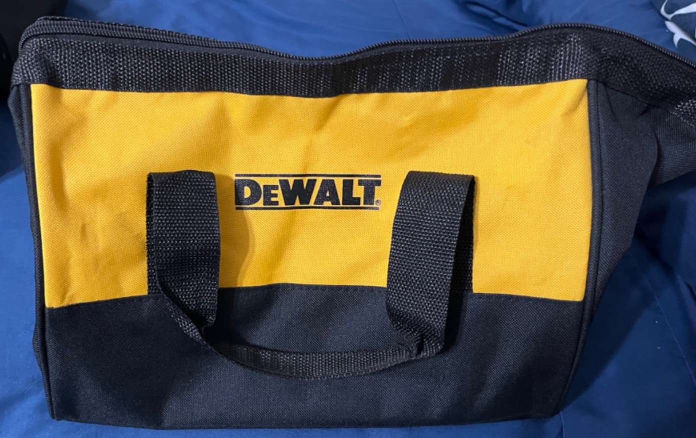 4 NEW QUALITY DEWALT BAGS MEASURING 18″, 15″,13″ & 11″. ***SEE DESCRIPTION***